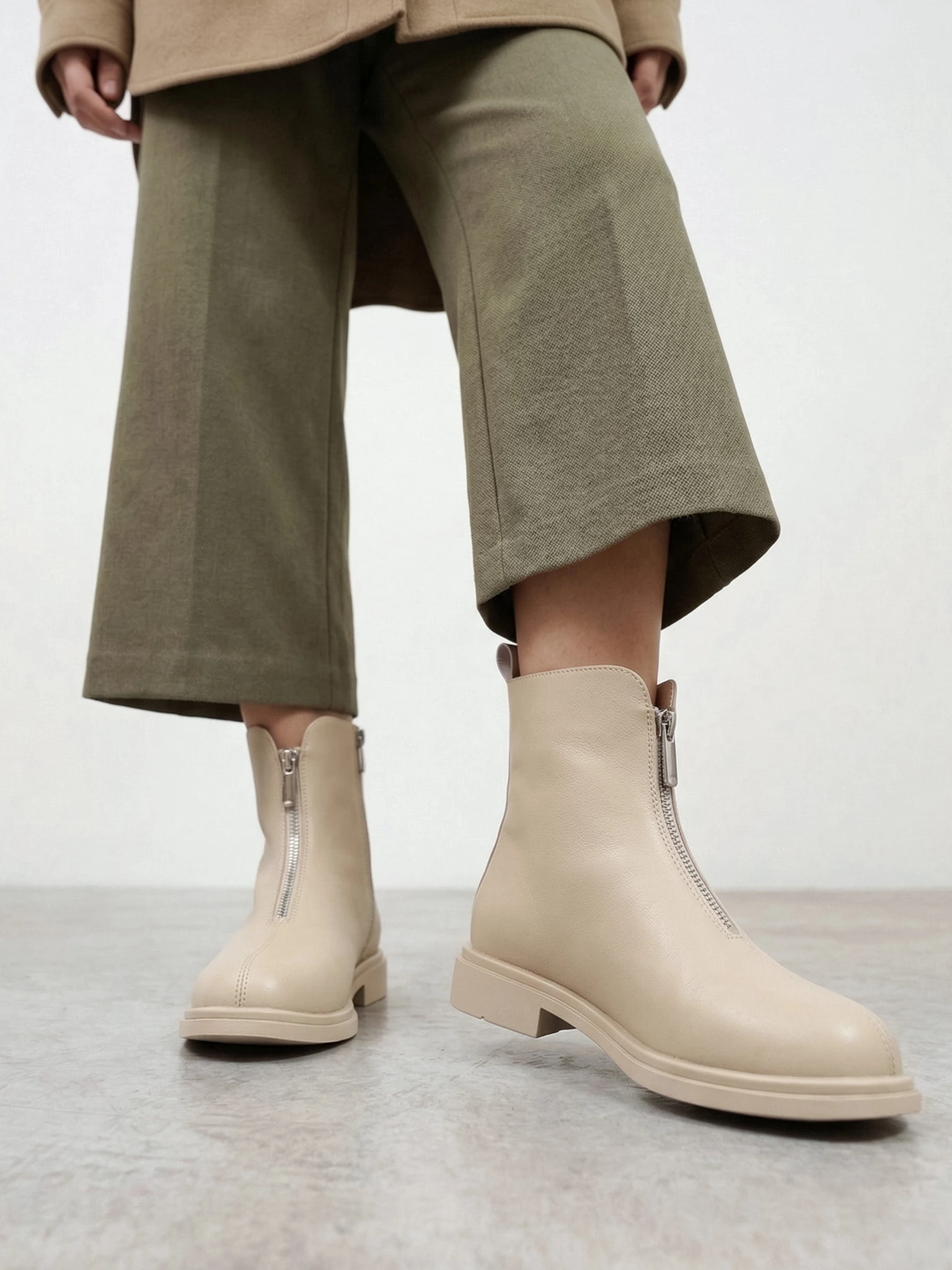 Ботинки светло-бежевого цвета с декоративным замком